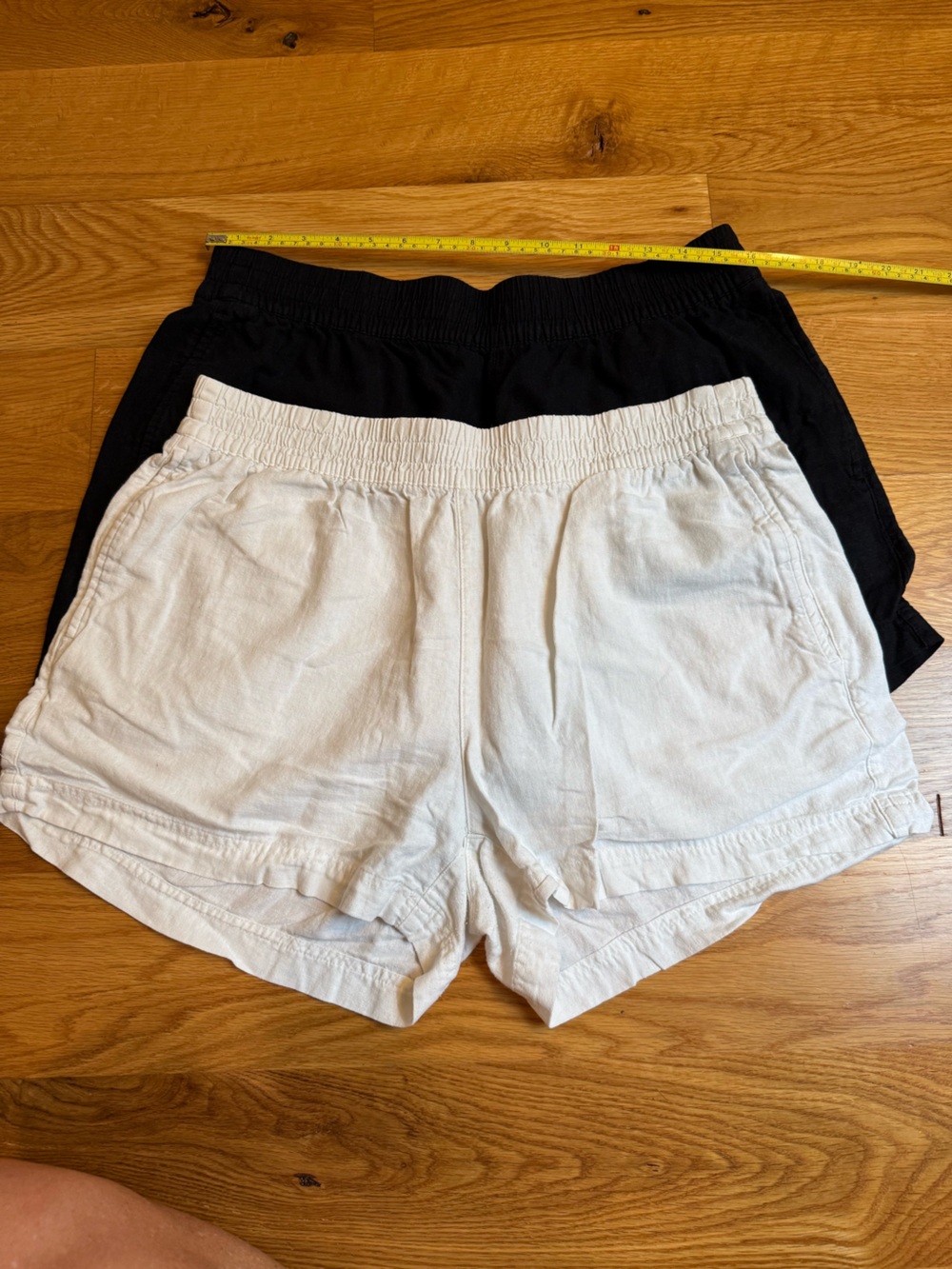 Old Navy Black and White Women’s Casual Elastic Waist Shorts - 2 Pack